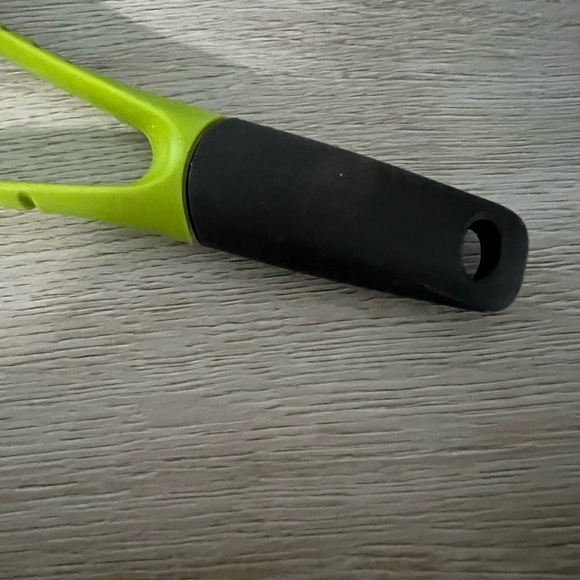 Green flexible, avocado slicer. - Picture 5 of 6